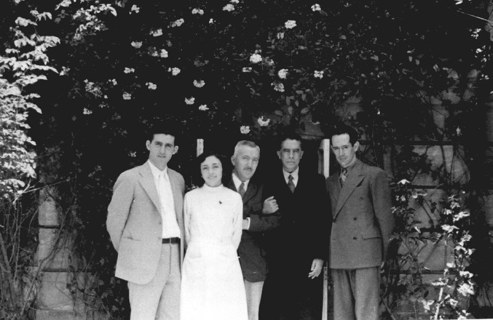 1937_08_14-1-033b-EmilWitschiAndMexicanBiologists.jpg