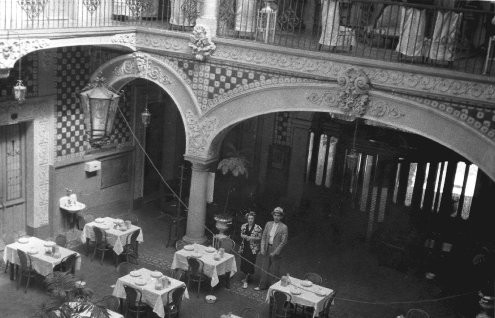 1937_08_17-1-079b-The-Lowerys-HotelArronte-Puebla.jpg