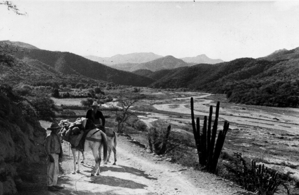 1937_08_21-2-041b-StanleyAndMozoOnTrail-UpperRGDeT.jpg