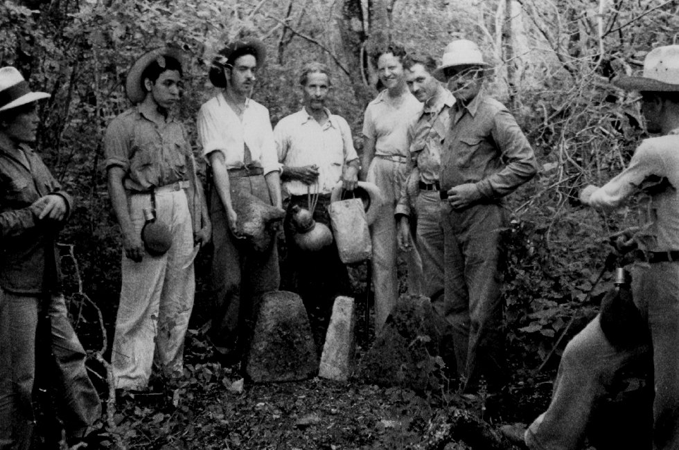 1937_08_29-3-013a-DiggingInTheRuinsAboveTehuantepec.jpg