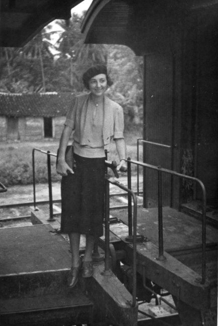 1937_09_01-3-091b-MissEdithMakay-RRStation-Tehuantepec.jpg