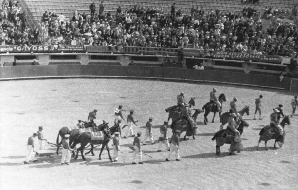 1937_08_15-1-043b-Bullfight-MexicoCity.jpg