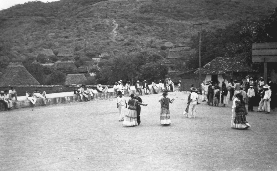 1937_08_23-2-103a-CarlosMoras-FiestaDancing-SanBartolo.jpg