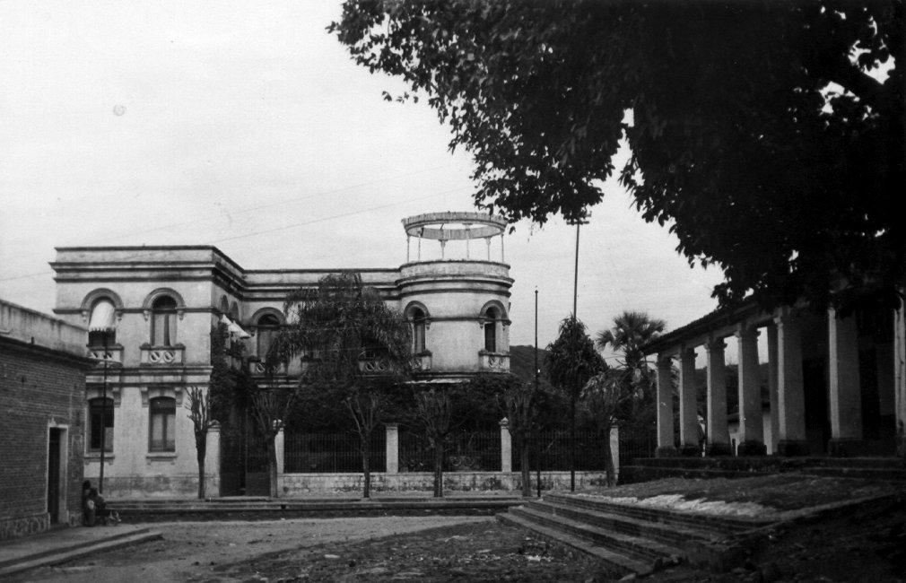 1937_08_30-3-031-HomeOfDonaJosefa-Tehuantepec.jpg