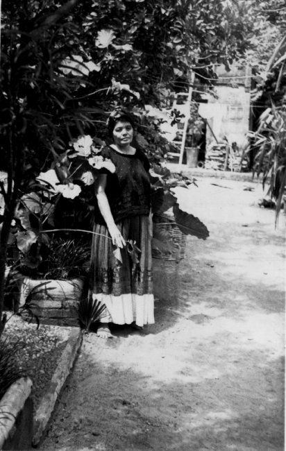 1937_09_01-3-043b-WomanInGarden-Tehuantepec.jpg