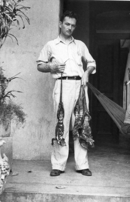 1937_09_01-3-053a-AllanStanleyWithIguanas-Tehuantepec.jpg
