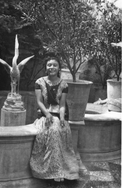1937_09_01-3-061b-AureliaMartinezSeated-Tehuantepec.jpg