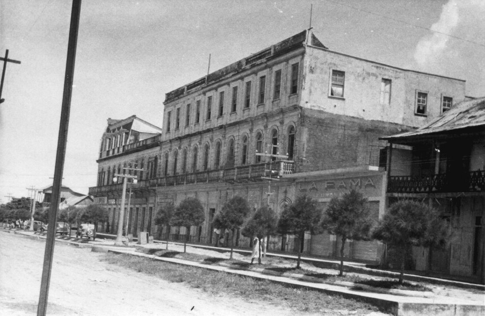1937_09_03-3-131a-LargeBuilding-Coatzacoalcos.jpg