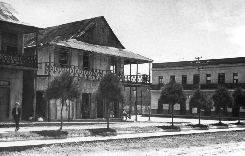 1937_09_03-3-131b-PedestrianAndBuildings-Coatzacoalcos.jpg