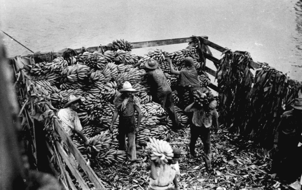 1937_09_09-4-043b-BananaBargeWorkers-CoatzacoalcosRiver.jpg